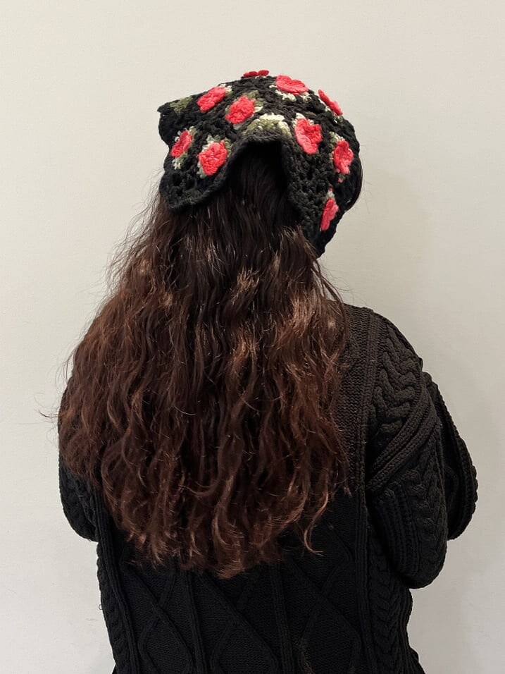 ブラウン系のブーツ、ブラウン系のブーツ、ブラック系のスカートを着用したレディースの秋コーディネートの4枚目の写真