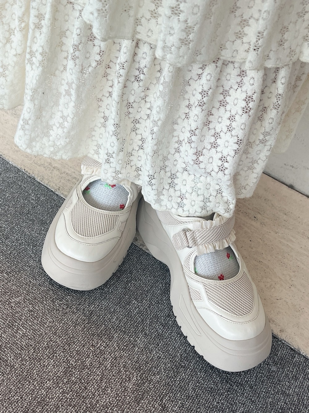 ホワイト系のスウェット、ブルー系のブルゾン、ホワイト系のスカートを着用したレディースの冬コーディネートの5枚目の写真