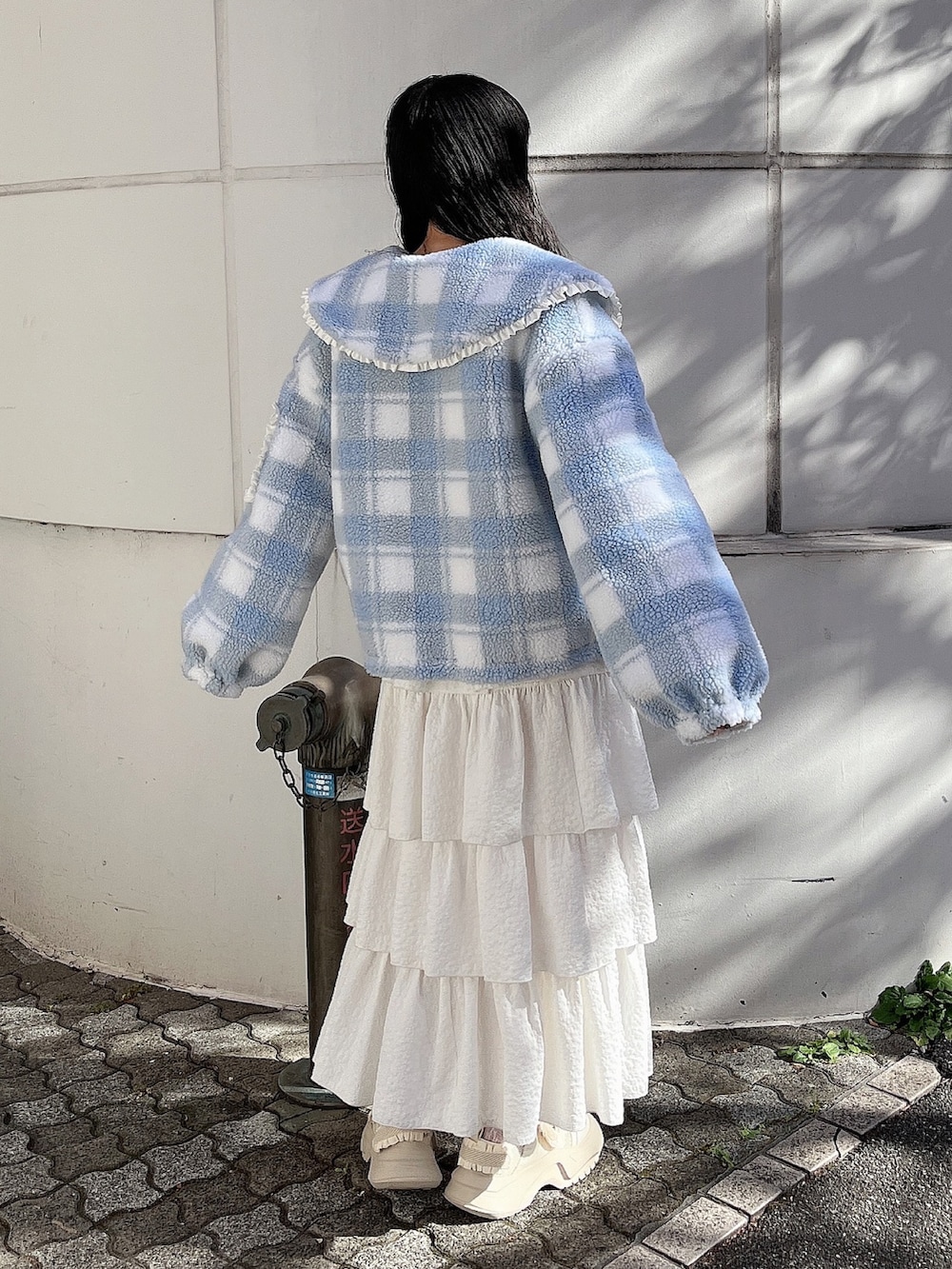 ホワイト系のスウェット、ブルー系のブルゾン、ホワイト系のスカートを着用したレディースの冬コーディネートの4枚目の写真