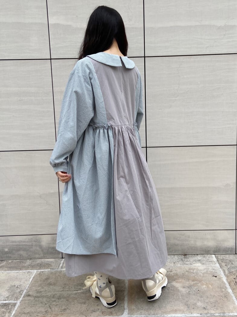 ホワイト系のカーディガン/ボレロ、ホワイト系のスニーカー、グレー系のワンピースを着用したレディースの冬コーディネートの4枚目の写真