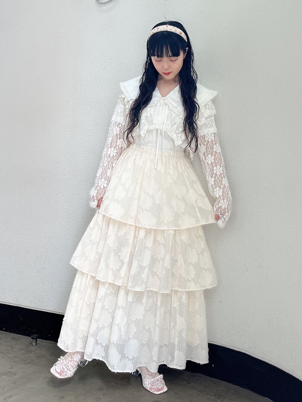 ホワイト系のワンピース、ホワイト系のカーディガン/ボレロ、ホワイト系のスカートを着用したレディースの夏コーディネートの2枚目の写真