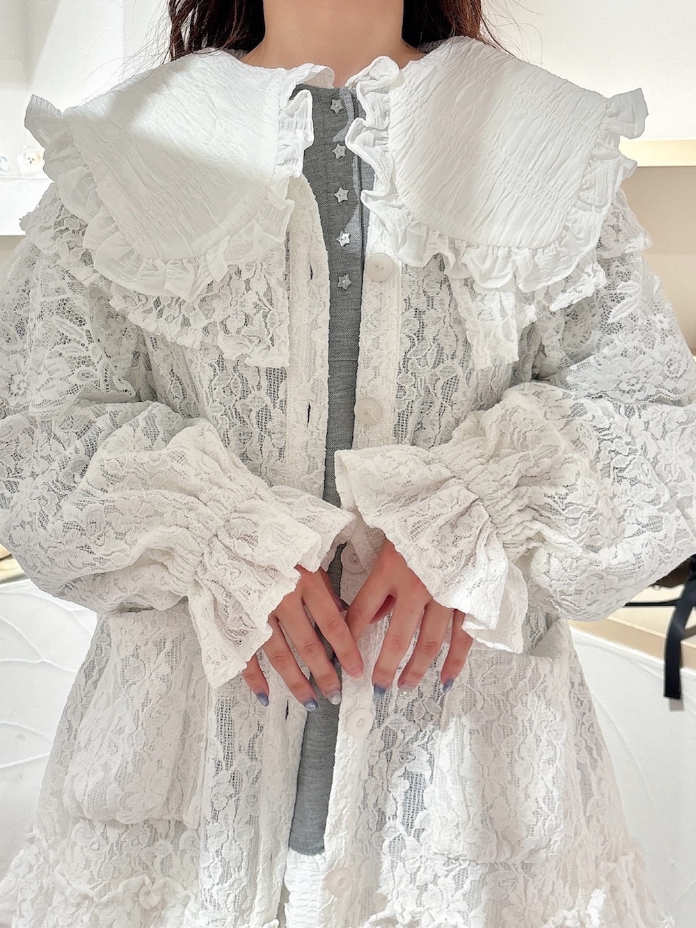 グレー系のワンピース、ホワイト系のその他パンツ、ブルー系のスニーカーを着用したレディースの冬コーディネートの5枚目の写真