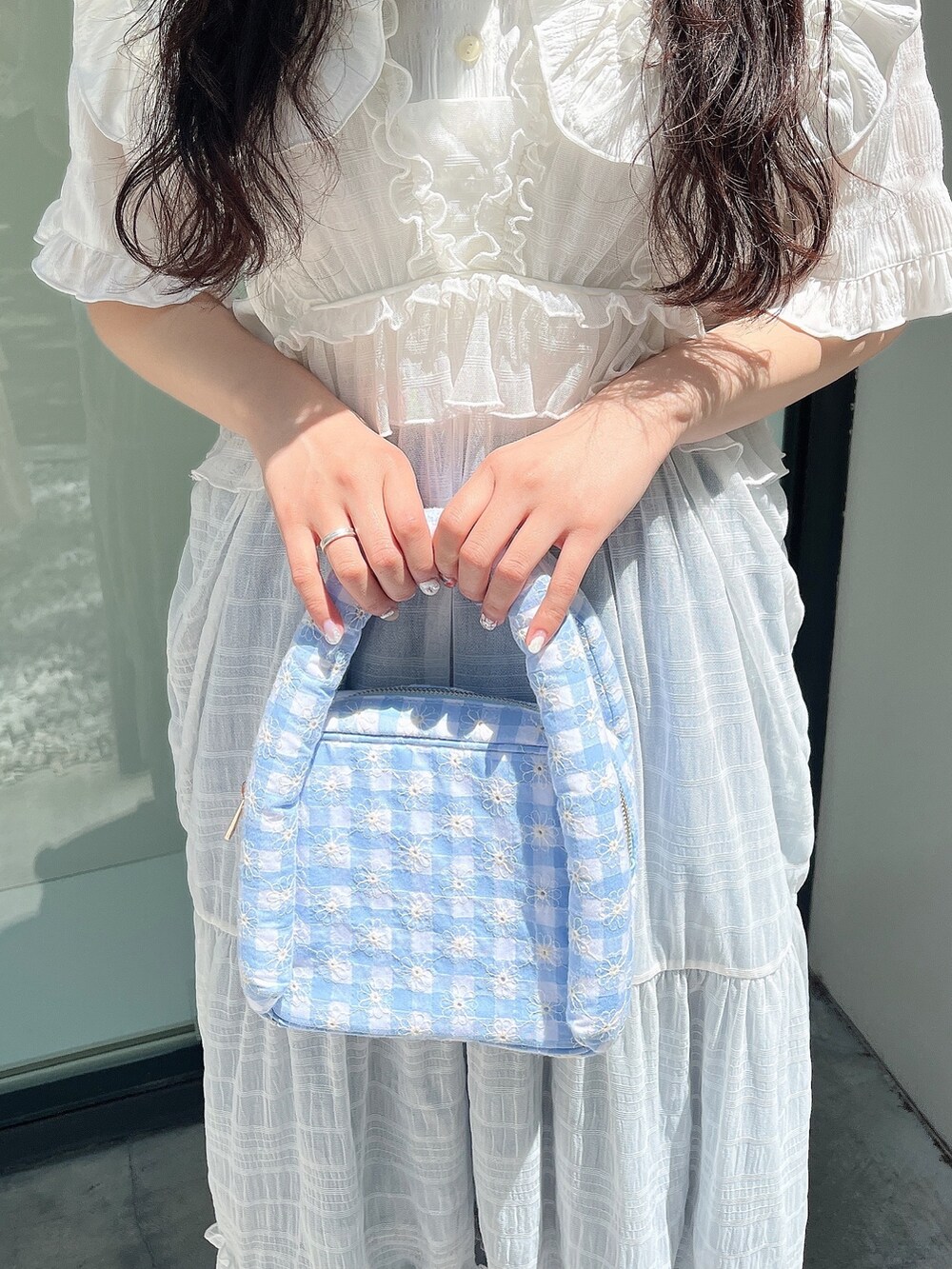 ホワイト系のシャツ/ブラウス、ブルー系のハンドバッグ、ホワイト系のワンピースを着用したレディースの夏コーディネートの5枚目の写真