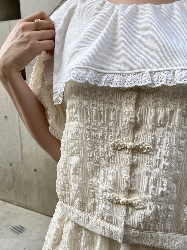 ホワイト系のパンプス、ホワイト系のTシャツ/カットソーを着用したレディースの春コーディネートの6枚目の写真