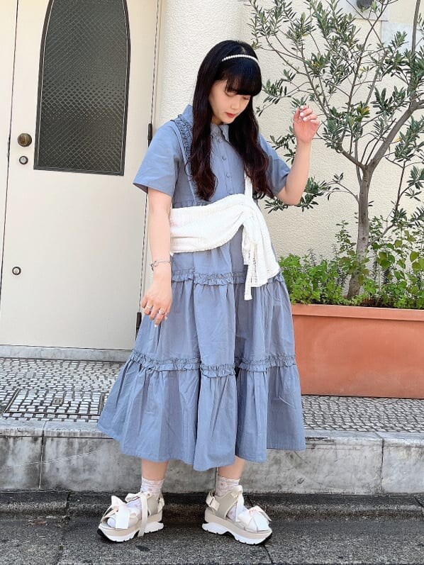 ホワイト系のショルダーバッグ、ホワイト系のサンダル、ブルー系のワンピースを着用したレディースの夏コーディネートの2枚目の写真