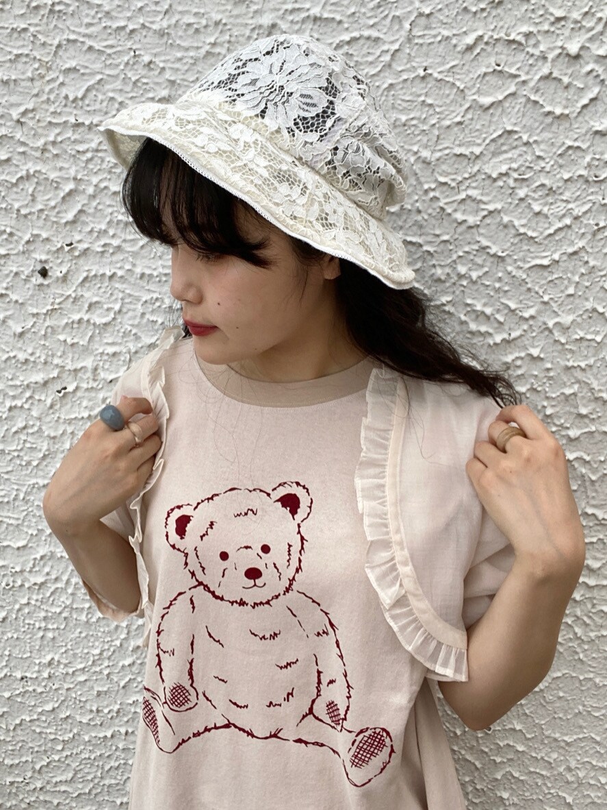 ピンク系のその他パンツ、ホワイト系のカーディガン/ボレロを着用したレディースの春コーディネートの4枚目の写真