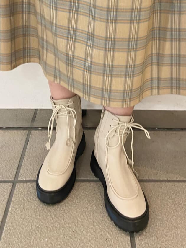 ホワイト系のブーツ、ホワイト系のトートバッグ、ベージュ系のワンピースを着用したレディースの秋コーディネートの8枚目の写真