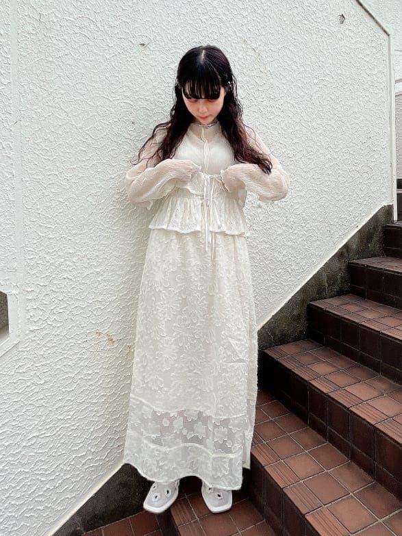 ホワイト系のスカート、ホワイト系のパンプス、ホワイト系のTシャツ/カットソーを着用したレディースの秋コーディネートの4枚目の写真