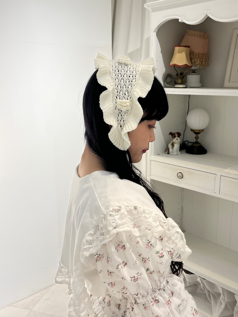 ホワイト系のカーディガン/ボレロ、ホワイト系のTシャツ/カットソー、ホワイト系のスカートを着用したレディースの秋コーディネートの7枚目の写真