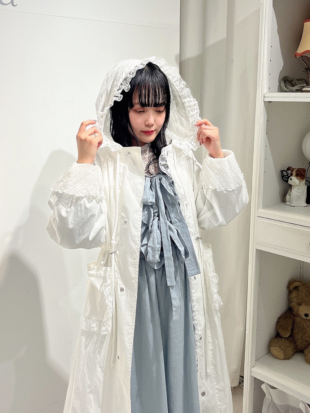 ホワイト系のTシャツ/カットソー、グリーン系のワンピース、ホワイト系のナイロンジャケットを着用したレディースの春コーディネートの5枚目の写真