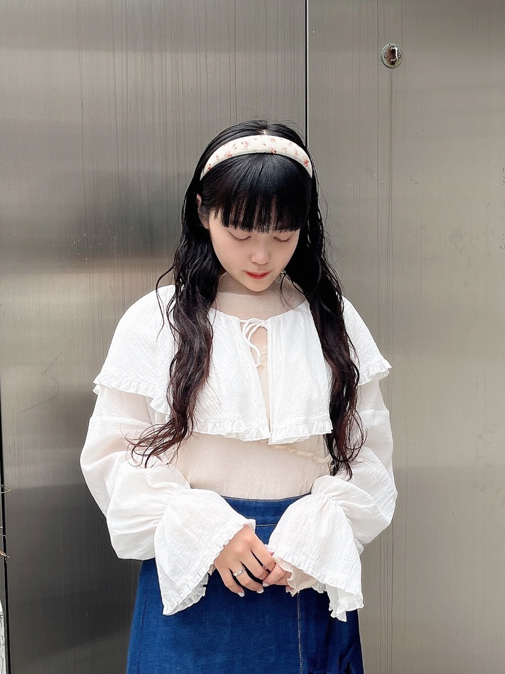 ベージュ系のTシャツ/カットソー、ホワイト系のシャツ/ブラウス、ブルー系のデニムスカートを着用したレディースの夏コーディネートの4枚目の写真