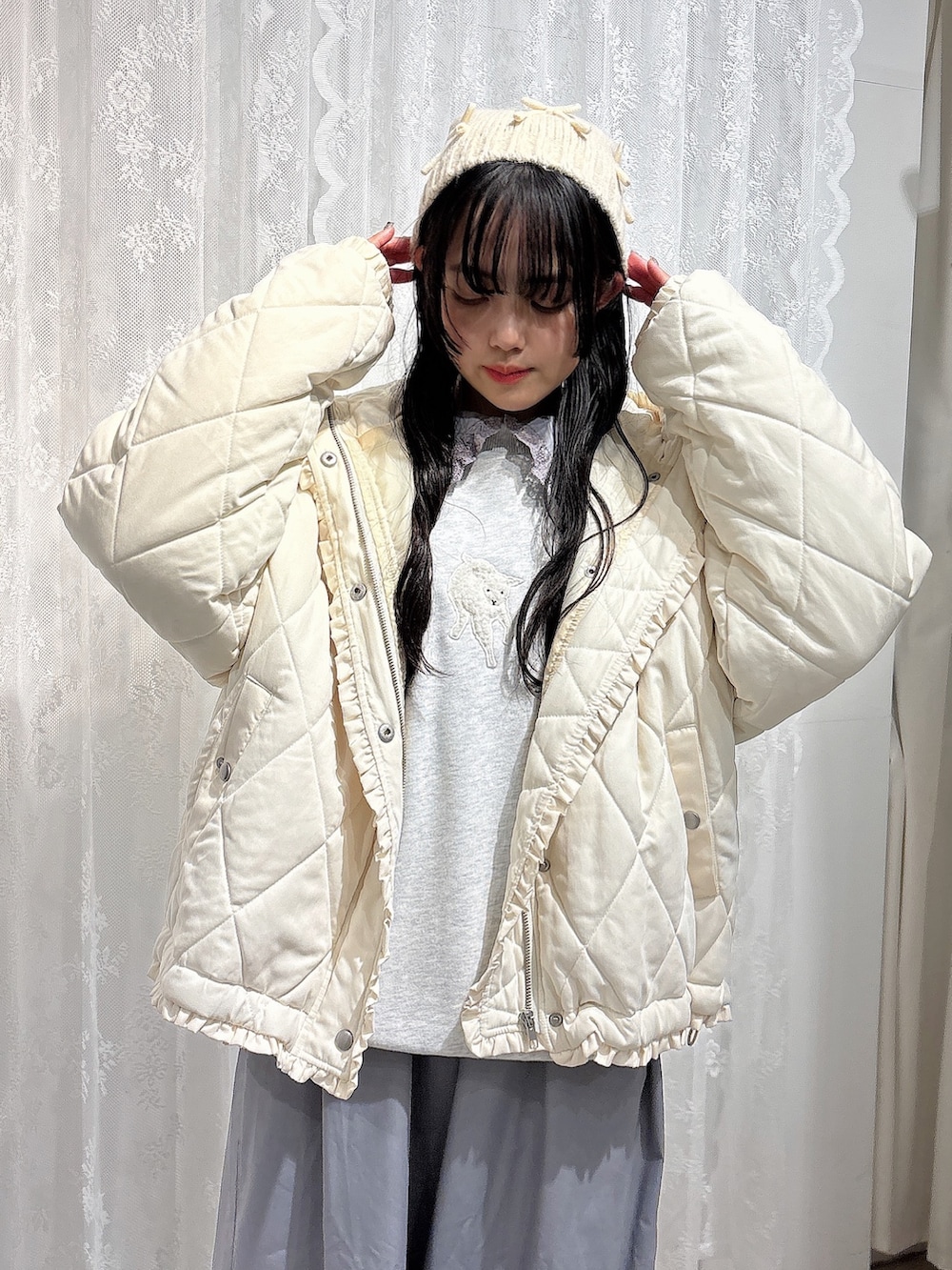 グレー系のスウェット、ホワイト系のダウンジャケット/コート、ホワイト系のショルダーバッグを着用したレディースの冬コーディネートの4枚目の写真