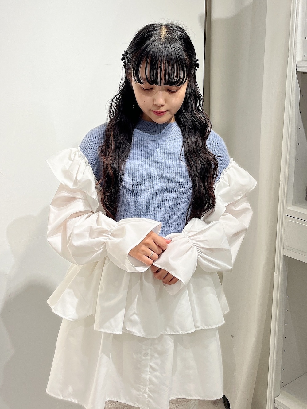 ブルー系のワンピース、ホワイト系のスウェットパンツ、ホワイト系のスニーカーを着用したレディースの冬コーディネートの5枚目の写真