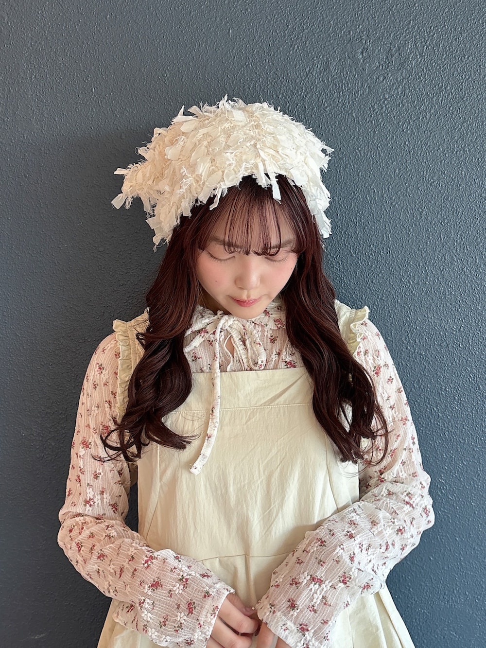 ホワイト系のTシャツ/カットソー、ホワイト系のショルダーバッグ、ホワイト系のワンピースを着用したレディースの冬コーディネートの4枚目の写真