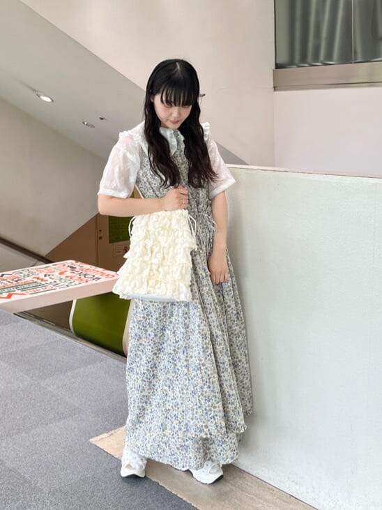 ブルー系のワンピース、ホワイト系のシャツ/ブラウス、ホワイト系のサンダルを着用したレディースの夏コーディネートの2枚目の写真