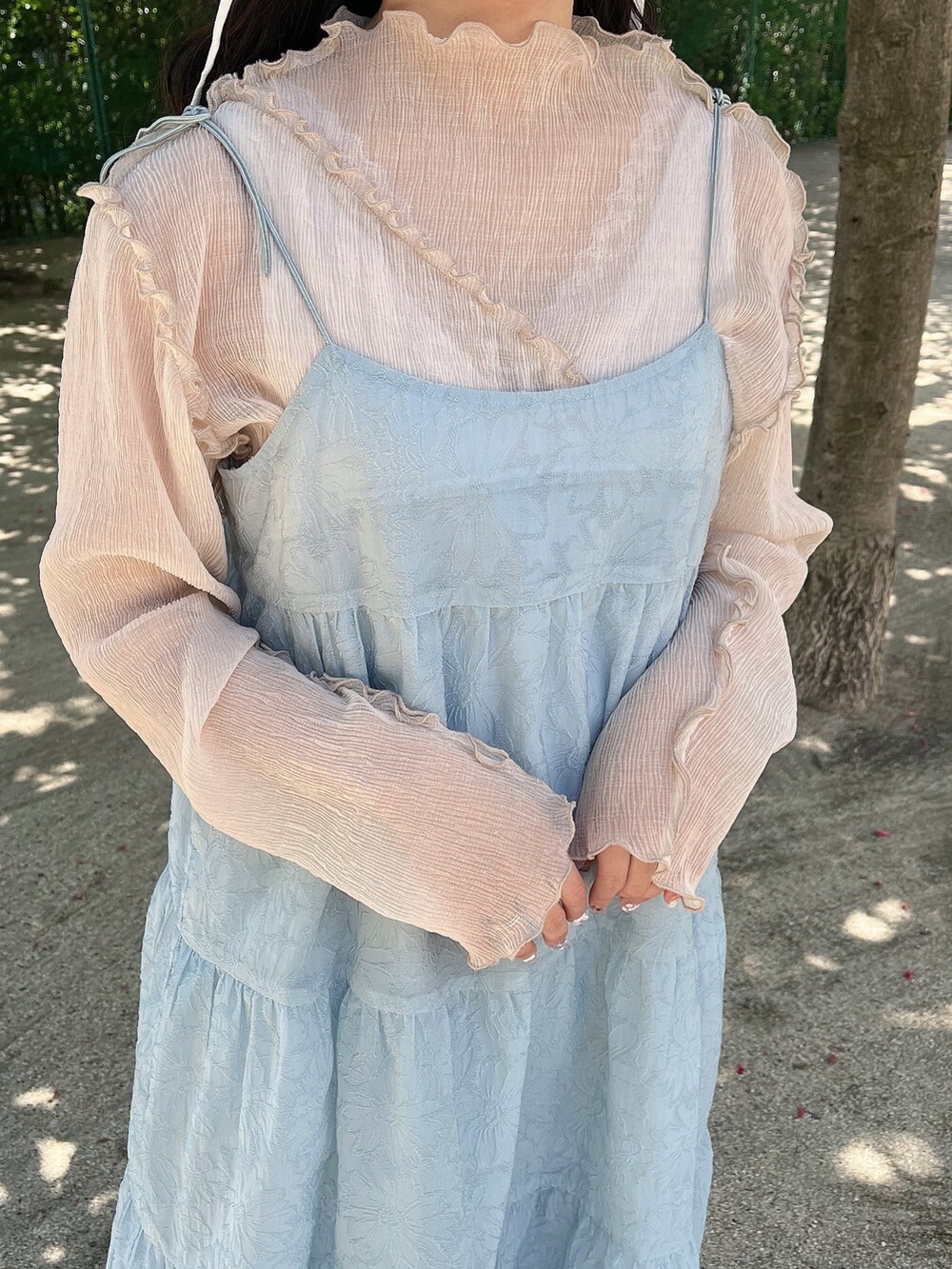 ブルー系のワンピース、ベージュ系のTシャツ/カットソー、ホワイト系のパンプスを着用したレディースの夏コーディネートの5枚目の写真
