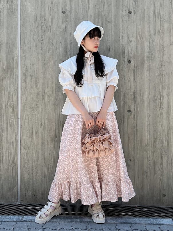 ホワイト系のサンダル、ホワイト系のシャツ/ブラウス、ピンク系のスカートを着用したレディースの夏コーディネートの2枚目の写真