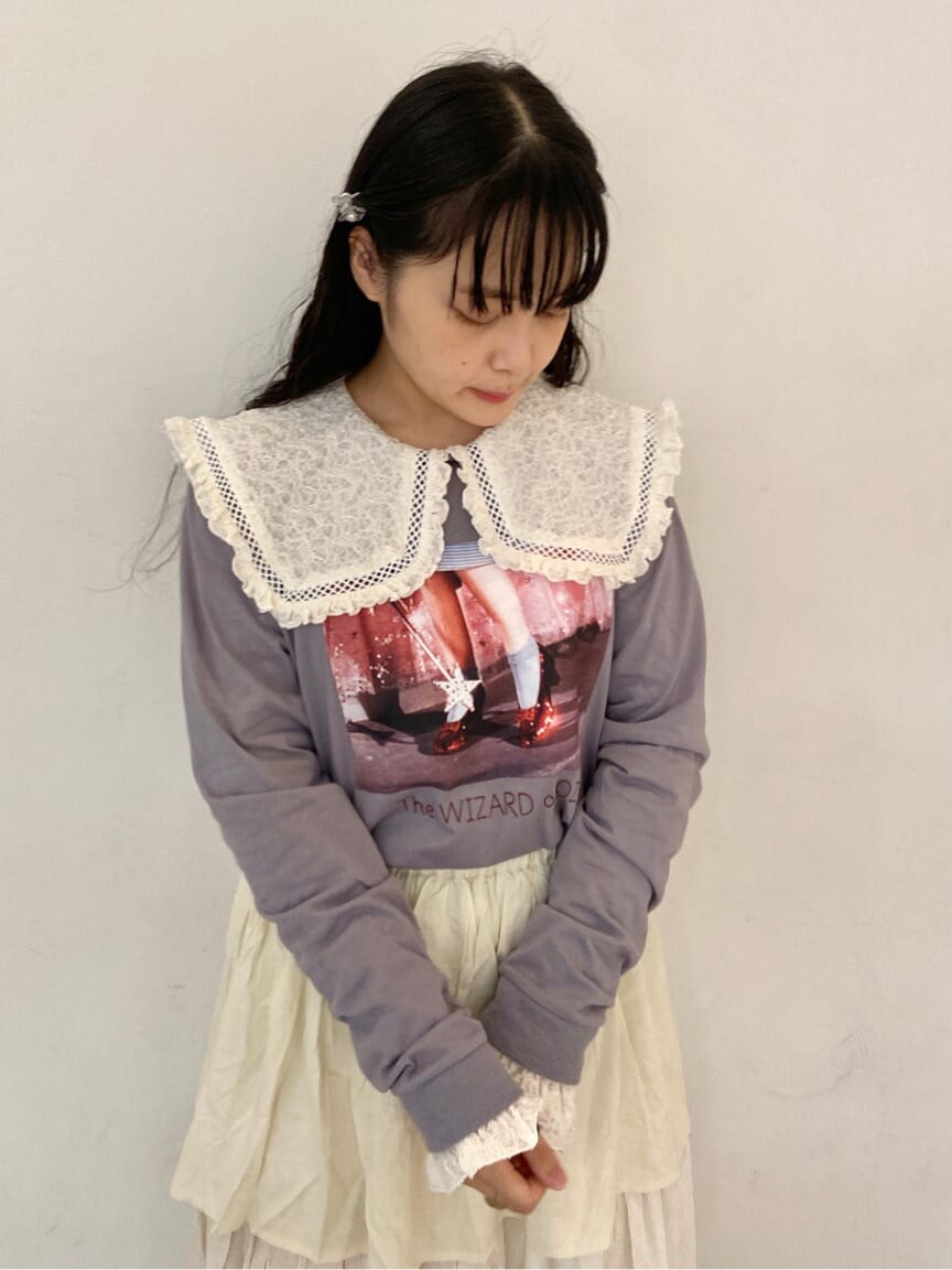 ベージュ系のパンプス、ホワイト系のシャツ/ブラウス、ホワイト系のスカートを着用したレディースの秋コーディネートの4枚目の写真