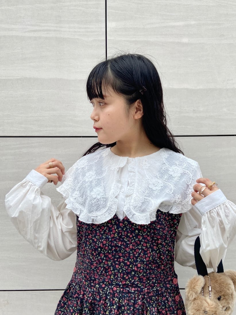 ブラック系のワンピース、ベージュ系のハンドバッグ、ホワイト系のシャツ/ブラウスを着用したレディースの夏コーディネートの4枚目の写真