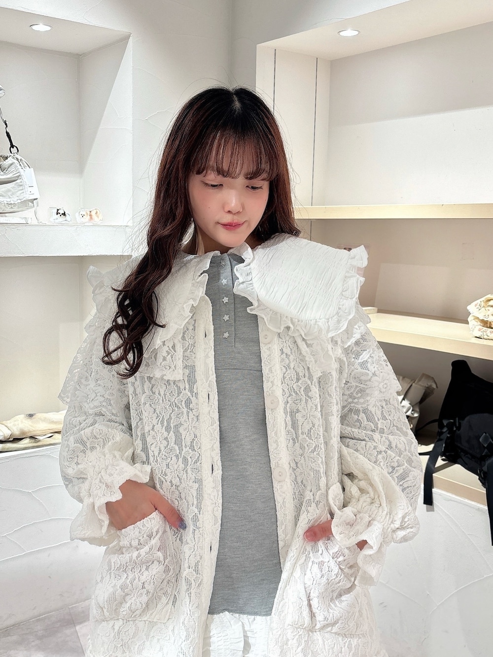 グレー系のワンピース、ホワイト系のその他パンツ、ブルー系のスニーカーを着用したレディースの冬コーディネートの4枚目の写真