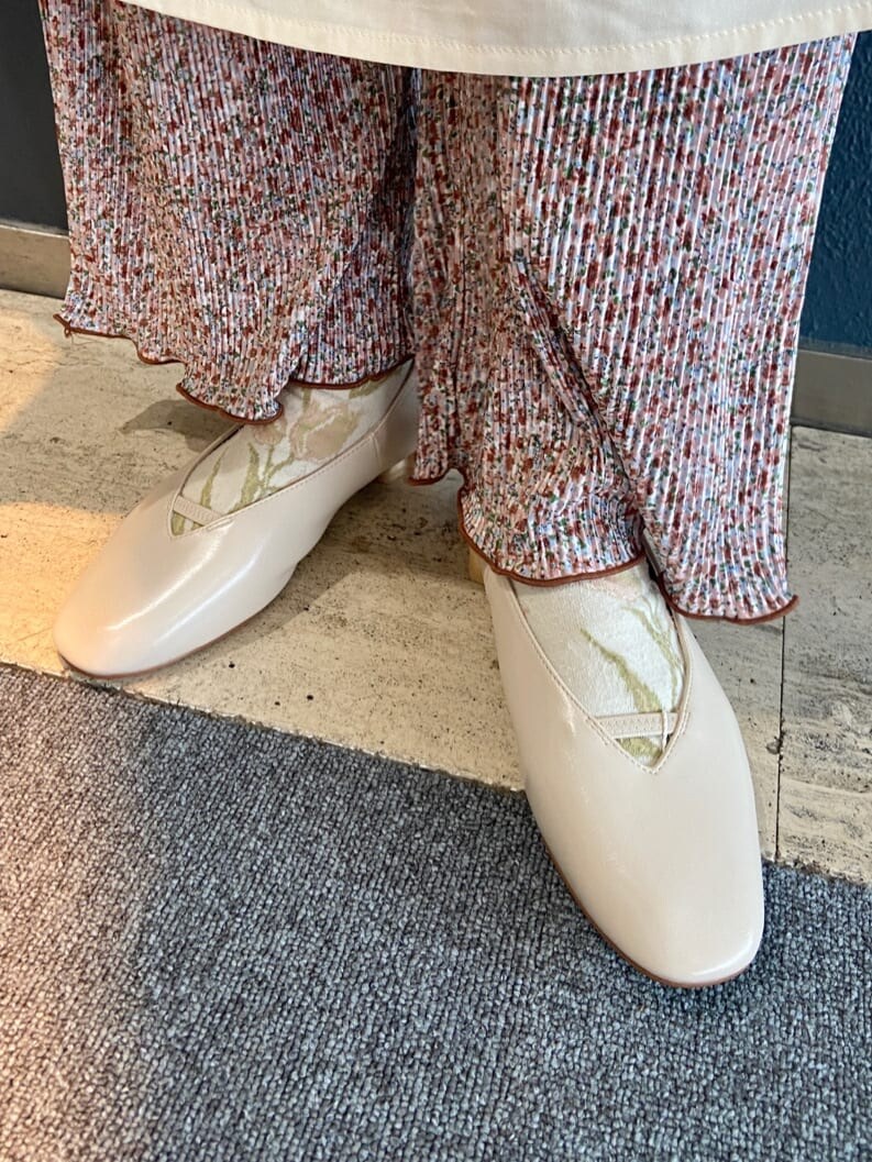 ベージュ系のその他アウター、ホワイト系のワンピース、ブラウン系のその他パンツを着用したレディースの秋コーディネートの9枚目の写真