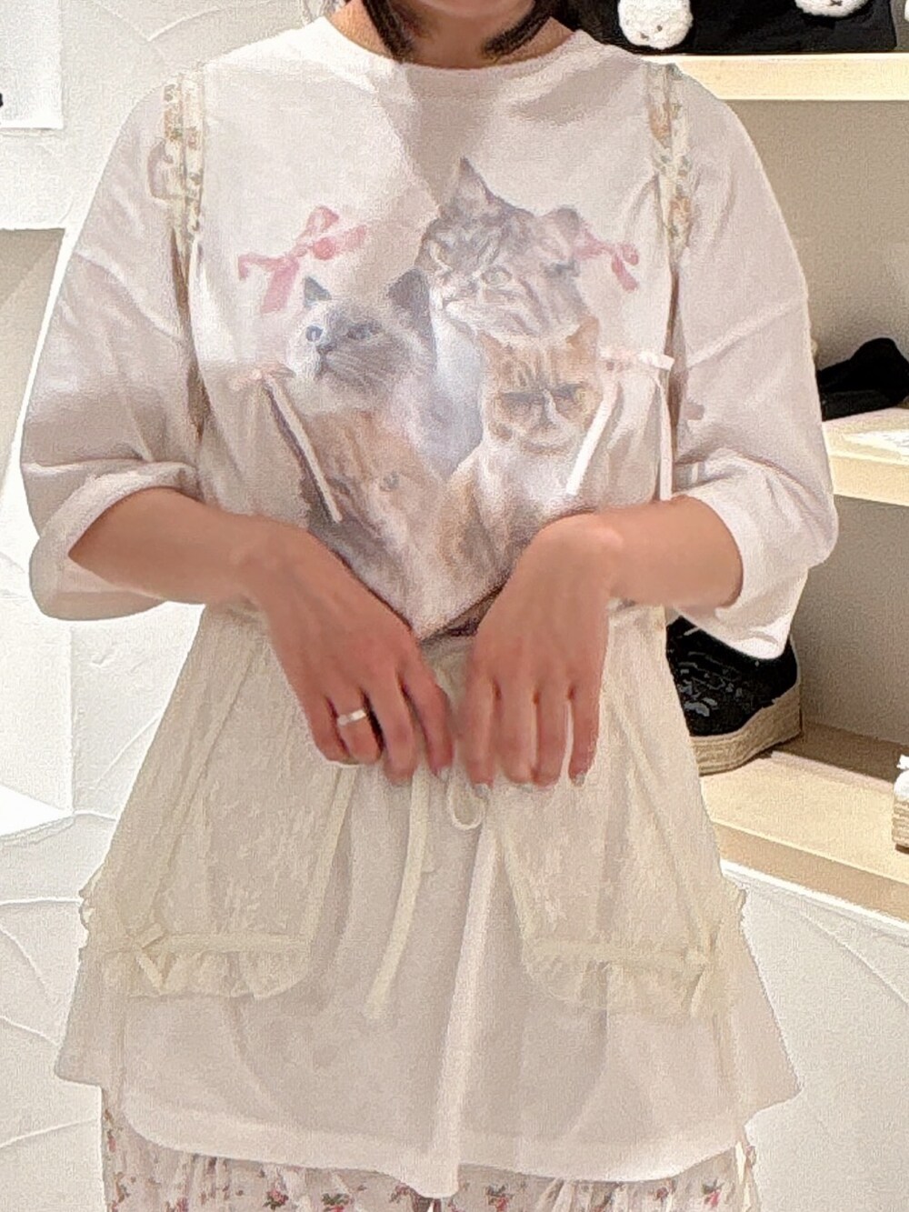 ホワイト系のTシャツ/カットソー、イエロー系のバックパック/リュック、ホワイト系のスラックスを着用したレディースの夏コーディネートの7枚目の写真