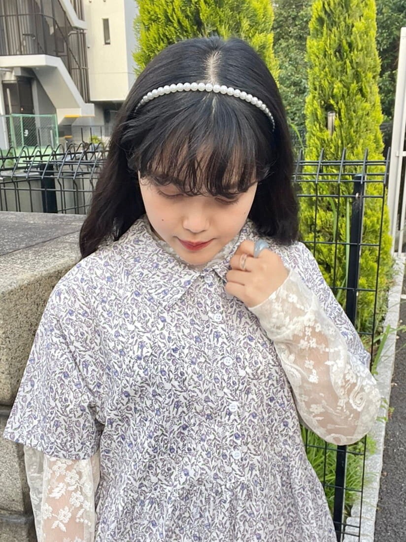 パープル系のワンピース、ベージュ系のパンプス、ホワイト系のその他パンツを着用したレディースの夏コーディネートの3枚目の写真