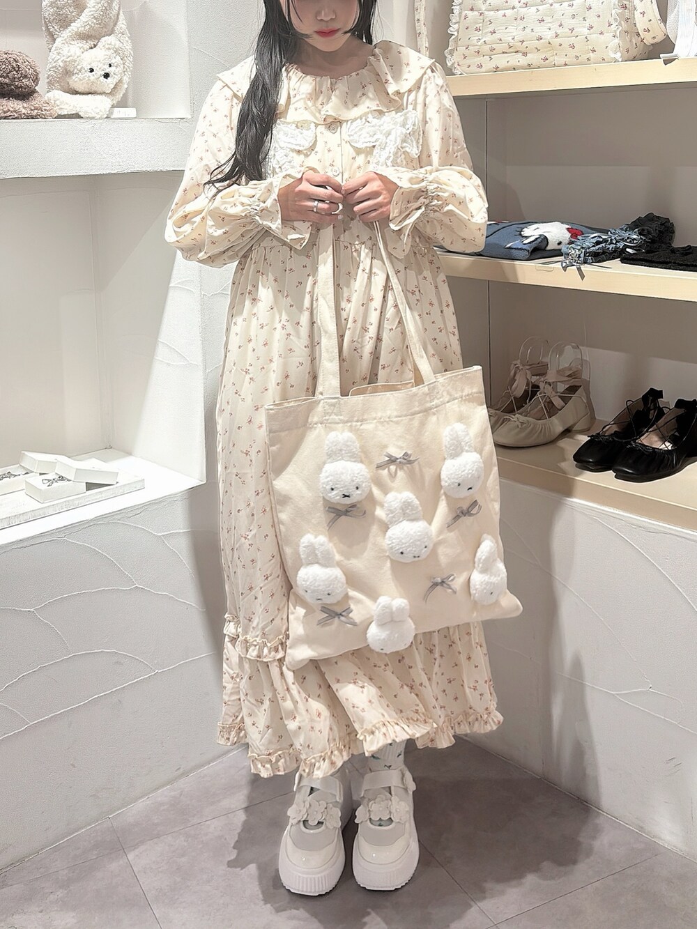 ホワイト系のワンピース、ホワイト系のスニーカー、シルバー系のバレッタ/ヘアクリップを着用したレディースの冬コーディネートの3枚目の写真