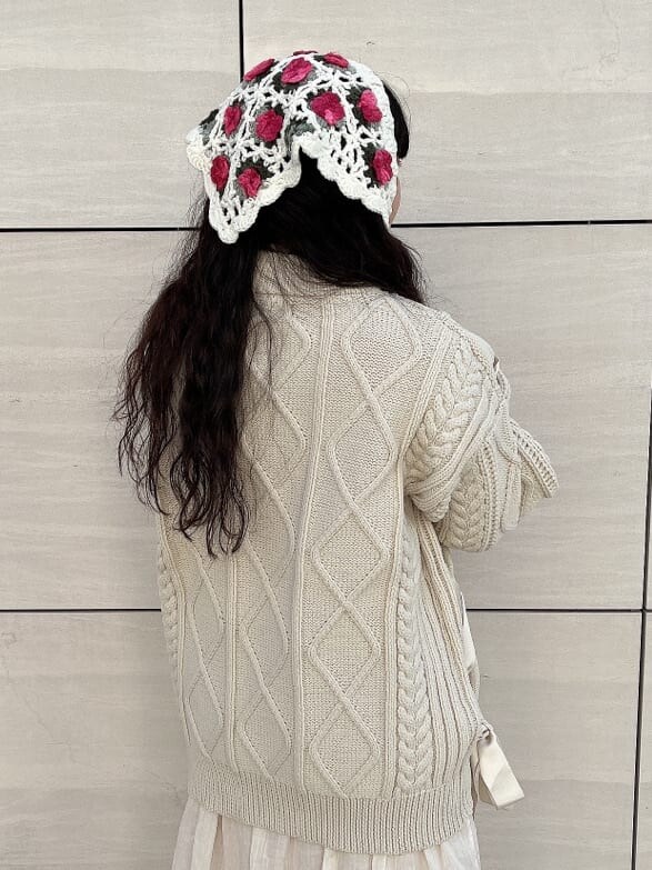 ホワイト系のニット/セーター、ホワイト系のワンピース、ホワイト系のブーツを着用したレディースの秋コーディネートの4枚目の写真