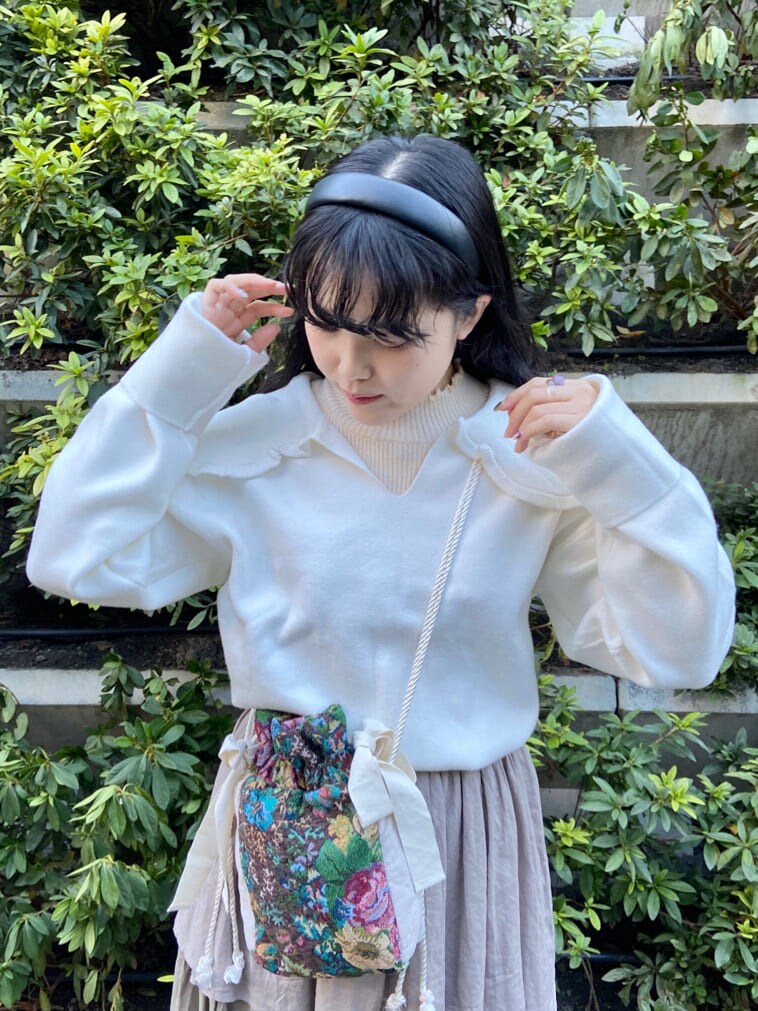 ブラウン系のスカート、ゴールド系のその他シューズ、ホワイト系のニット/セーターを着用したレディースの秋コーディネートの4枚目の写真