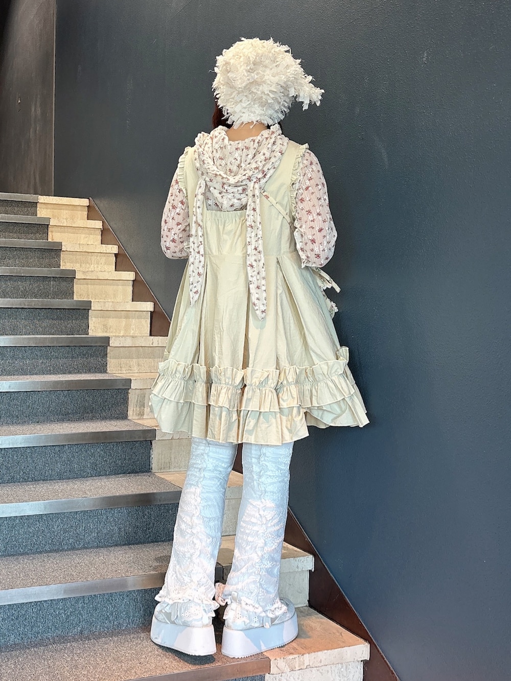 ホワイト系のTシャツ/カットソー、ホワイト系のショルダーバッグ、ホワイト系のワンピースを着用したレディースの冬コーディネートの3枚目の写真