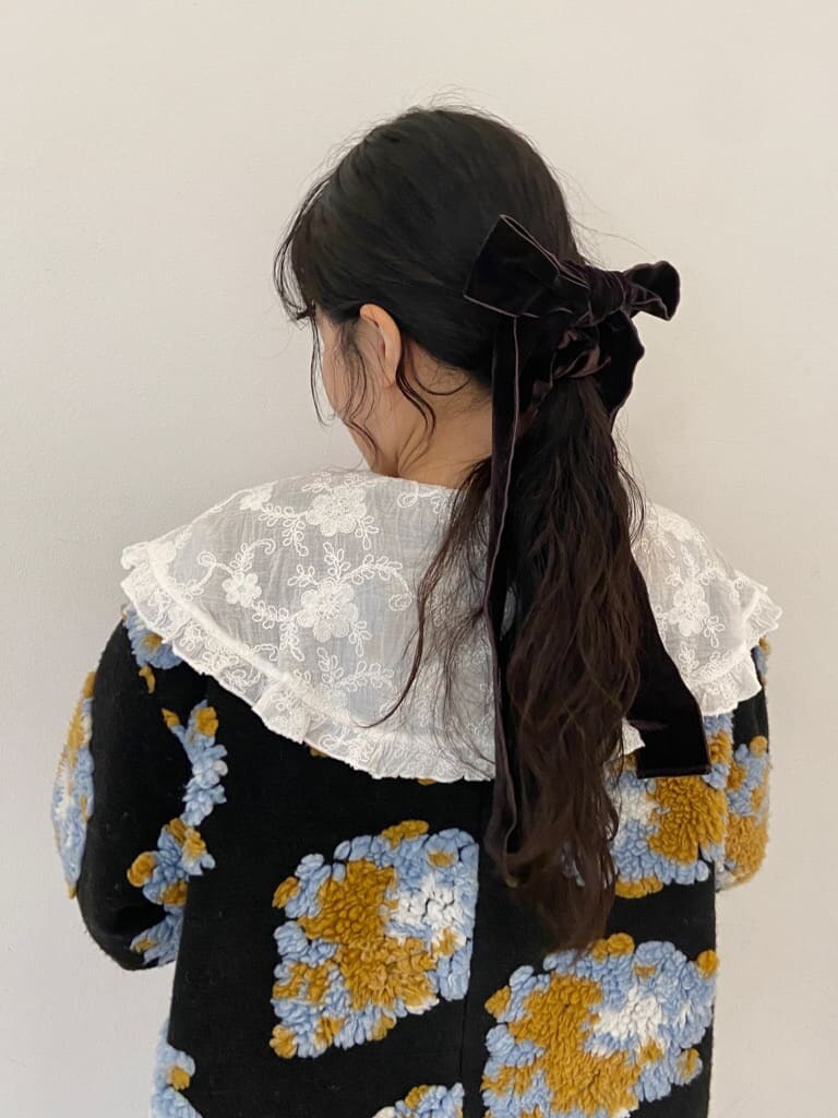 その他のその他アウター、ブラック系のワンピース、ホワイト系のシャツ/ブラウスを着用したレディースの秋コーディネートの4枚目の写真