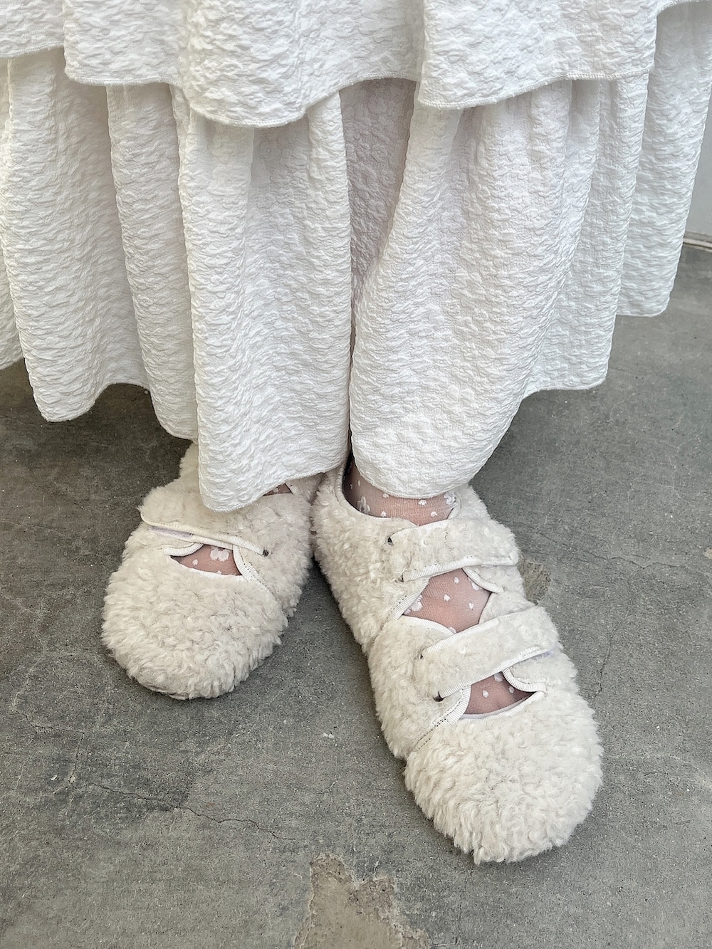 グリーン系のカーディガン/ボレロ、ホワイト系のシャツ/ブラウス、ホワイト系のスカートを着用したレディースの秋コーディネートの7枚目の写真