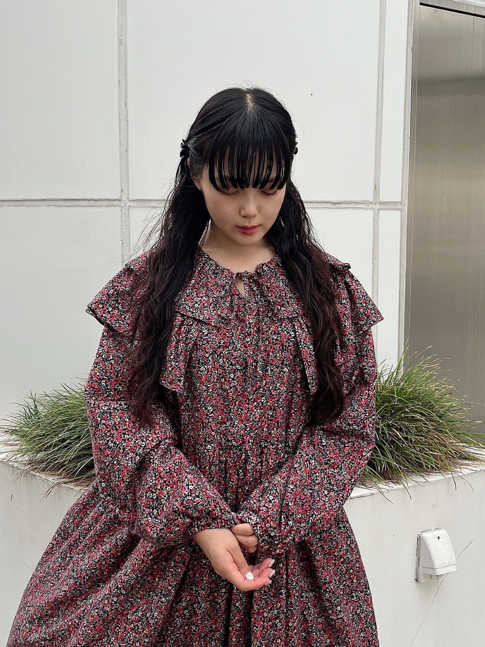 ピンク系のワンピース、ホワイト系のスニーカーを着用したレディースの秋コーディネートの4枚目の写真