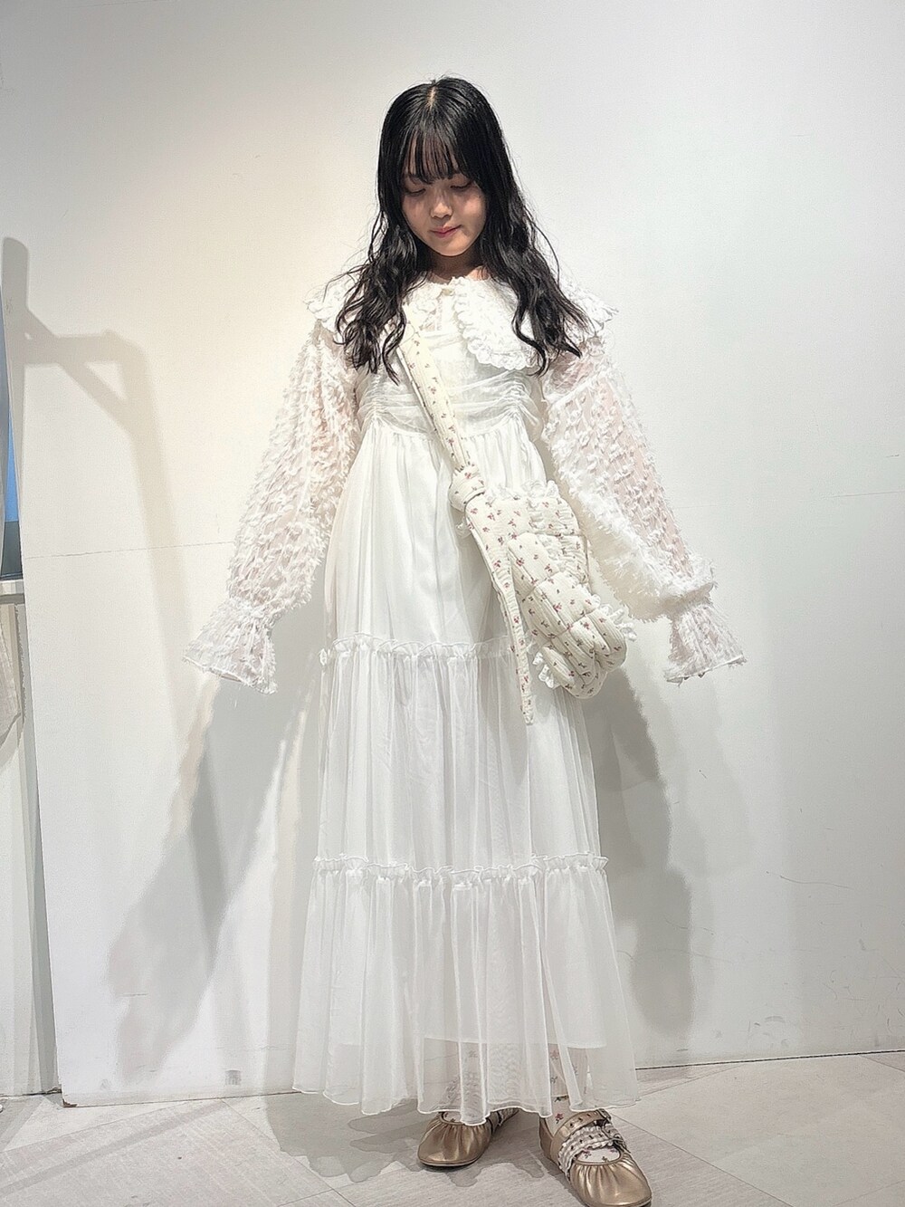 ホワイト系のシャツ/ブラウス、ピンク系のショルダーバッグ、ホワイト系のワンピースを着用したレディースの秋コーディネートの2枚目の写真