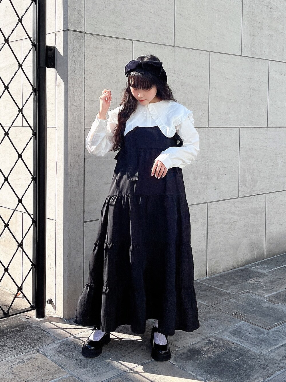 ホワイト系のシャツ/ブラウス、グレー系のワンピース、ホワイト系のローファーを着用したレディースの冬コーディネートの2枚目の写真