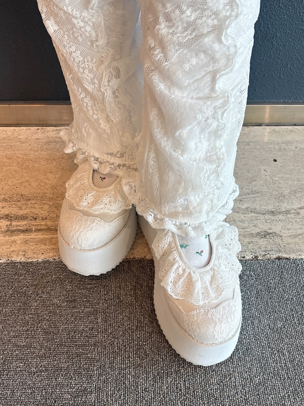 ホワイト系のTシャツ/カットソー、ホワイト系のワンピース、ホワイト系のその他パンツを着用したレディースの冬コーディネートの8枚目の写真