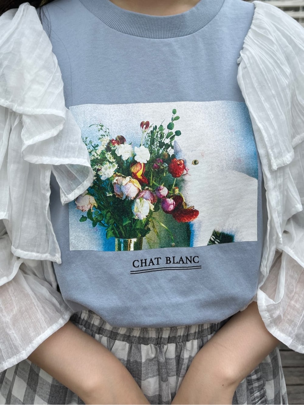 ホワイト系のTシャツ/カットソー、ホワイト系のサンダル、ブルー系のTシャツ/カットソーを着用したレディースの春コーディネートの5枚目の写真