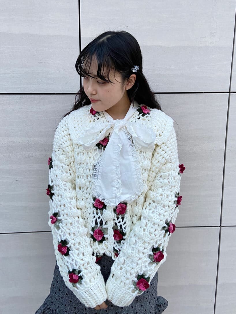 ホワイト系のスニーカー、ホワイト系のカーディガン/ボレロ、グレー系のスカートを着用したレディースの冬コーディネートの4枚目の写真