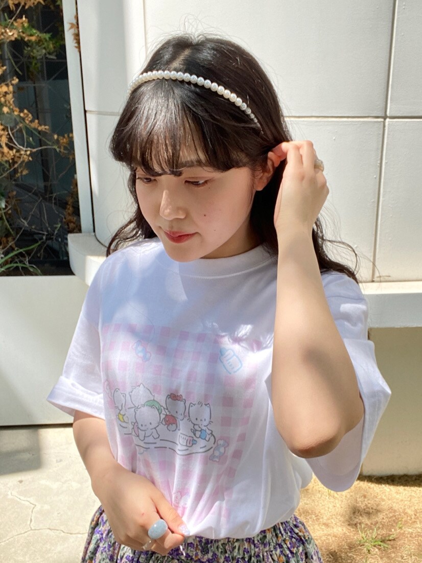 パープル系のトートバッグ、ピンク系のTシャツ/カットソーを着用したレディースの春コーディネートの4枚目の写真