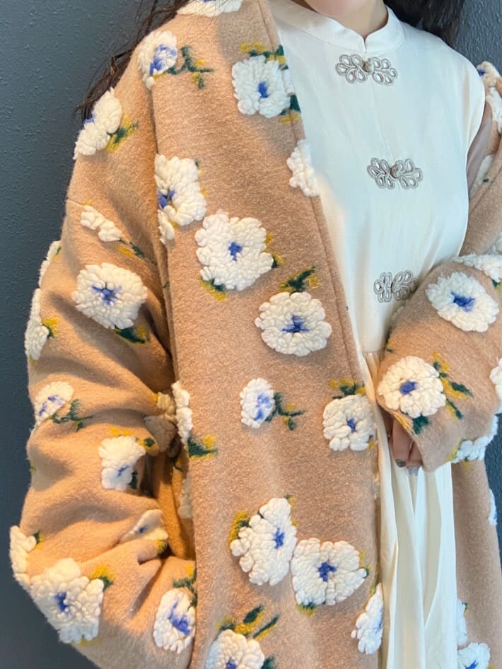 ベージュ系のその他アウター、ホワイト系のワンピース、ブラウン系のその他パンツを着用したレディースの秋コーディネートの8枚目の写真