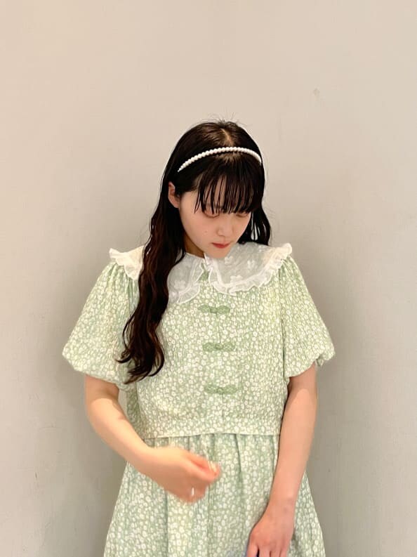 グリーン系のシャツ/ブラウス、ホワイト系のシャツ/ブラウス、グリーン系のスカートを着用したレディースの夏コーディネートの3枚目の写真