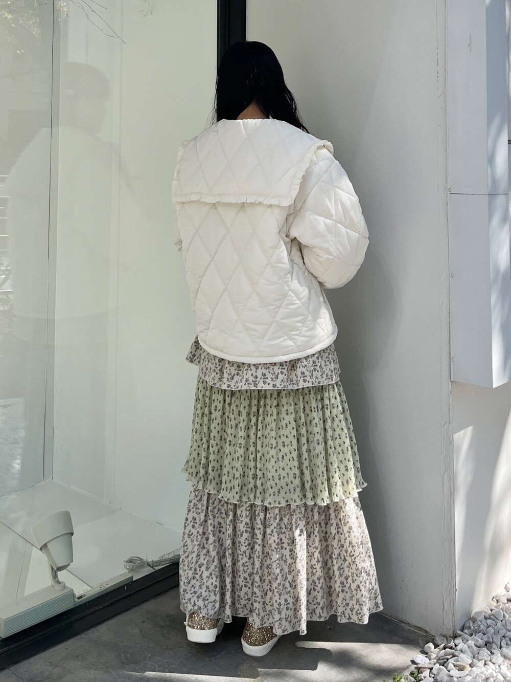 ホワイト系のダウンジャケット/コート、グリーン系のスカート、ホワイト系のスニーカーを着用したレディースの冬コーディネートの4枚目の写真