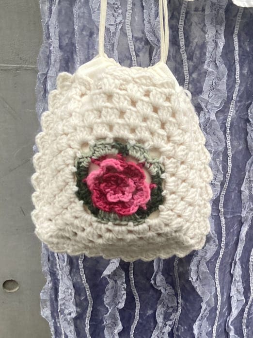 ホワイト系のパンプス、ホワイト系のハンドバッグ、ホワイト系のTシャツ/カットソーを着用したレディースの秋コーディネートの5枚目の写真