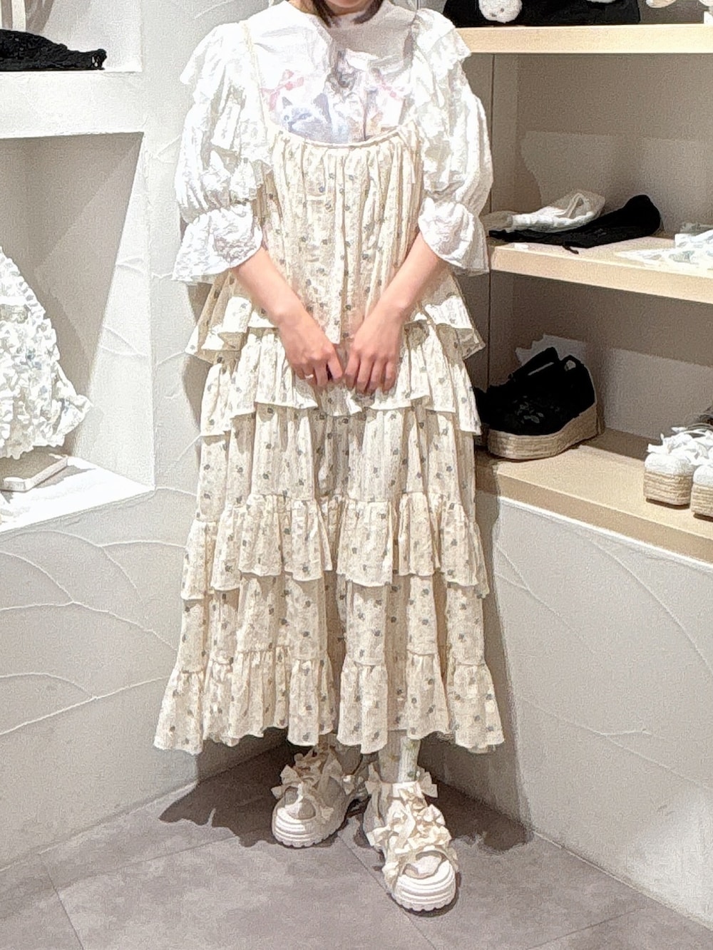 ホワイト系のカーディガン/ボレロ、ホワイト系のTシャツ/カットソー、ブルー系のワンピースを着用したレディースの夏コーディネートの2枚目の写真