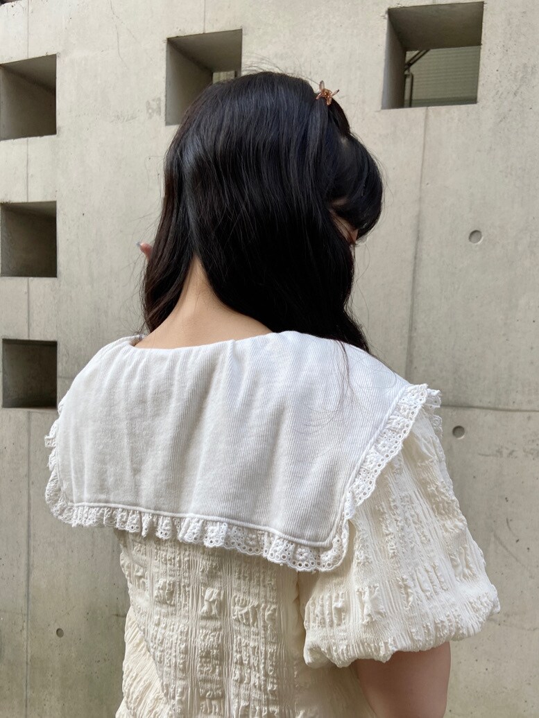 ホワイト系のパンプス、ホワイト系のTシャツ/カットソーを着用したレディースの春コーディネートの5枚目の写真