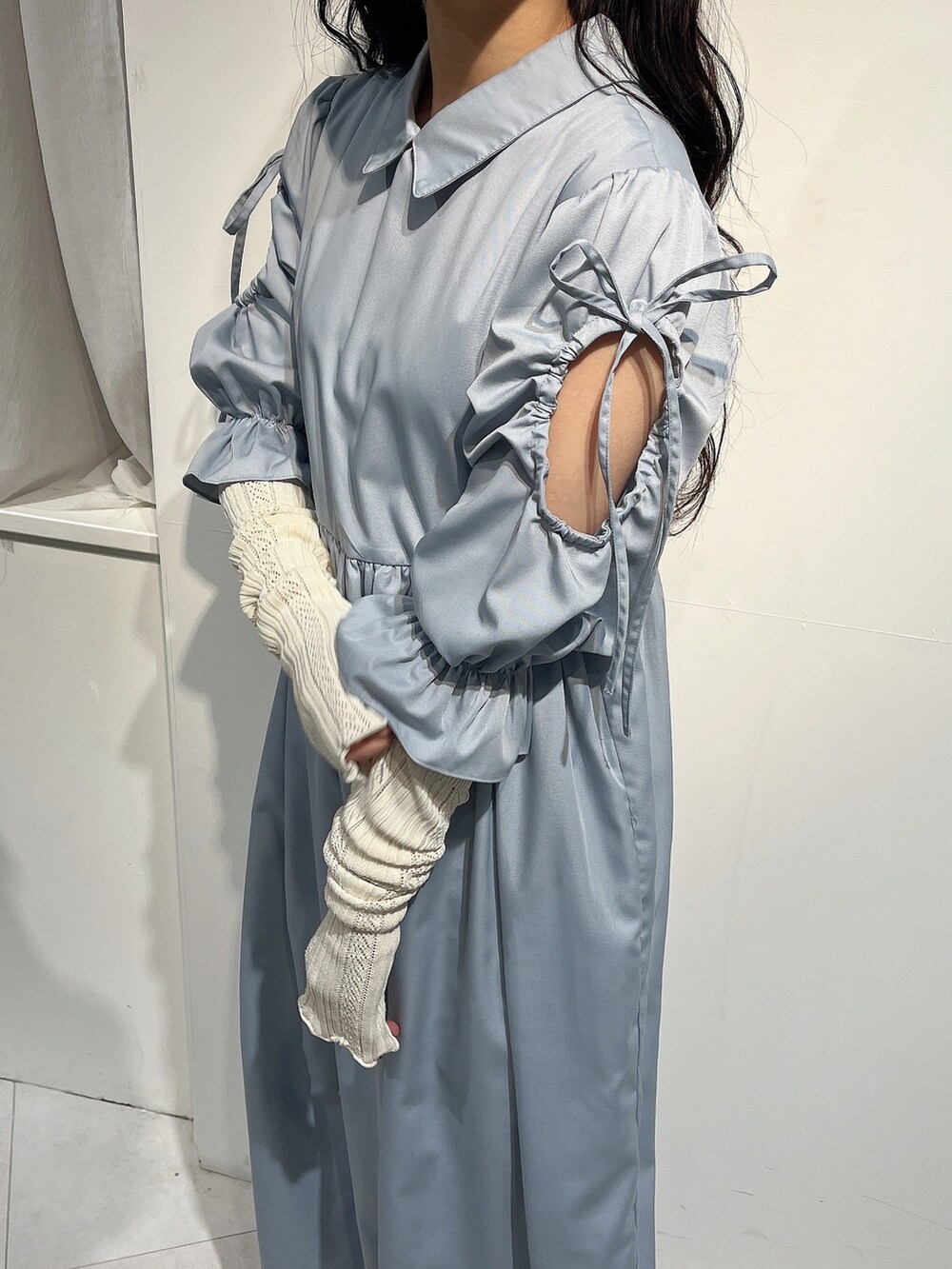 ブルー系のワンピース、ホワイト系のパンプス、ホワイト系のニット/セーターを着用したレディースの春コーディネートの6枚目の写真