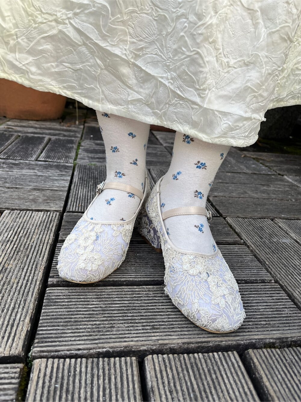 ホワイト系のシャツ/ブラウス、ホワイト系のパンプス、ホワイト系のワンピースを着用したレディースの春コーディネートの4枚目の写真