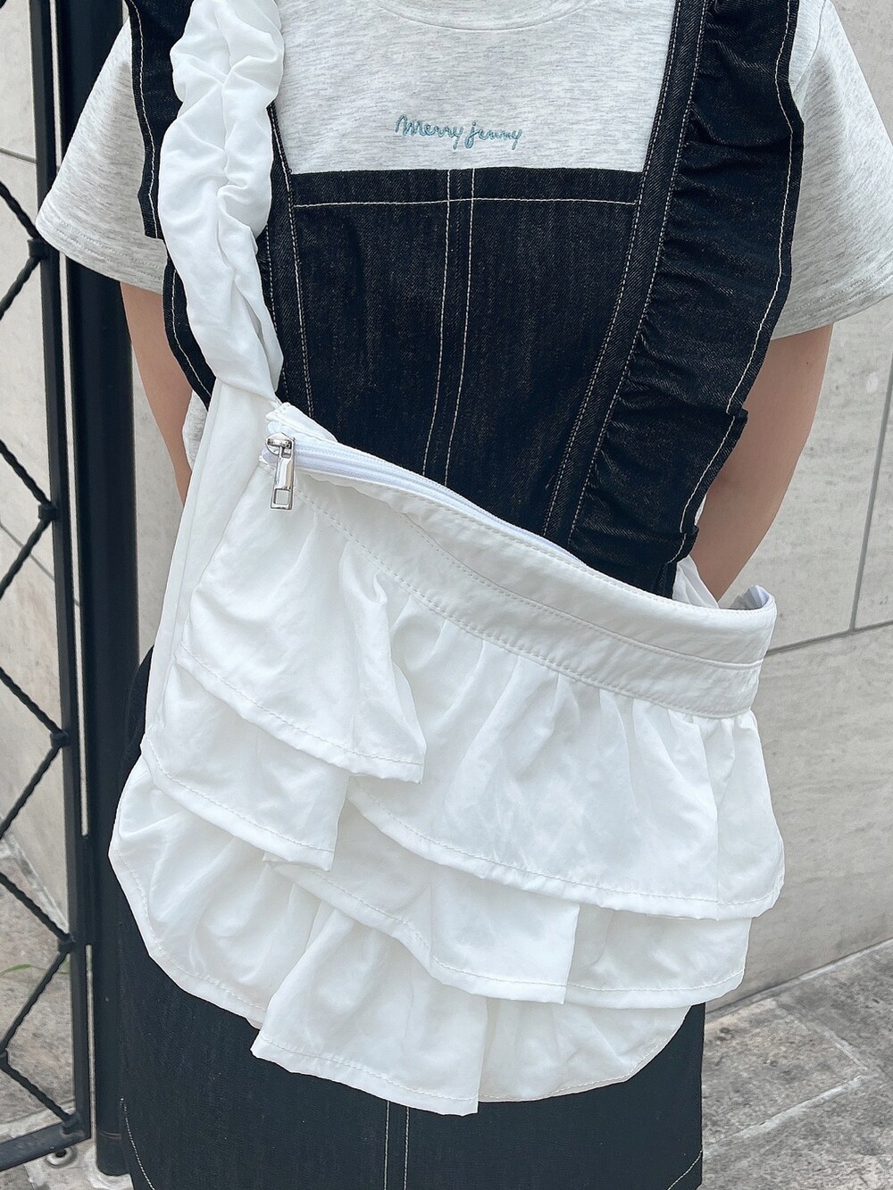 ブラック系のワンピース、グレー系のTシャツ/カットソー、ホワイト系のショルダーバッグを着用したレディースの夏コーディネートの6枚目の写真