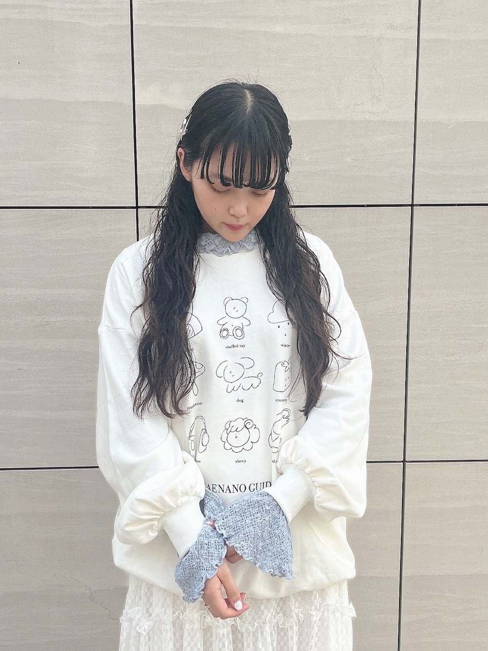 ホワイト系のスウェット、ブルー系のTシャツ/カットソー、ホワイト系のワンピースを着用したレディースの秋コーディネートの4枚目の写真